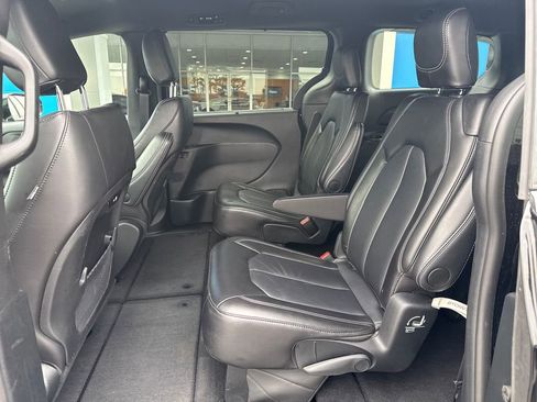 Used 2025 Chrysler Pacifica Select image 28