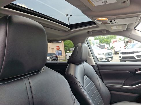 Used 2024 Toyota Highlander XLE AWD/4WD image 17