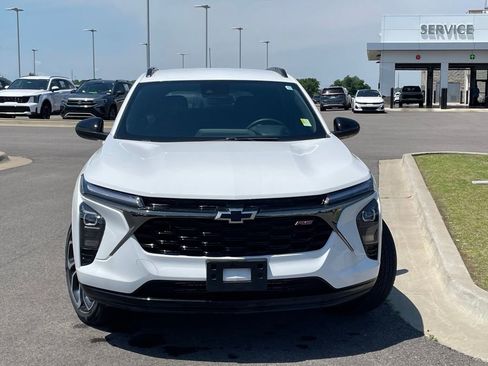 Used 2025 Chevrolet Trax RS w/ Driver Confidence Package FWD image 2