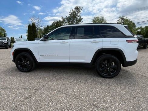 Used 2023 Jeep Grand Cherokee Altitude AWD/4WD image 2