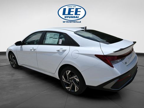New 2025 Hyundai Elantra SEL image 3