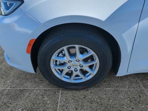 Used 2024 Chrysler Pacifica Touring image 14