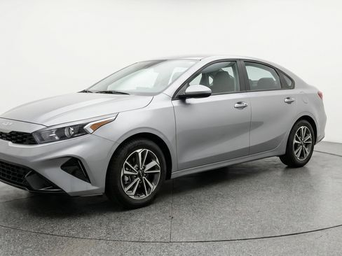Used 2024 Kia Forte LXS FWD image 3