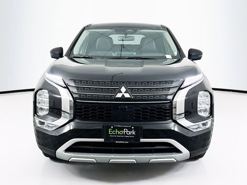 Used 2024 Mitsubishi Outlander SE image 2