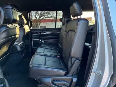 Used 2024 Jeep Wagoneer Series II w/ Flexible Seating Group image 25