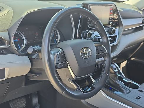 Used 2021 Toyota Highlander XLE FWD image 21
