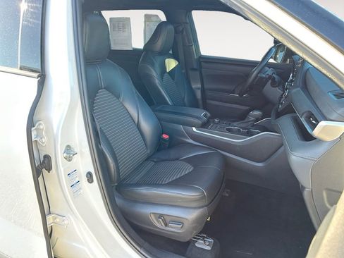 Used 2022 Toyota Highlander XSE AWD/4WD image 11