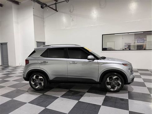 Used 2022 Hyundai Venue SEL image 4