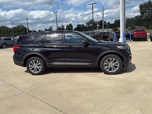 Used 2022 Ford Explorer XLT w/ Equipment Group 202A image 6