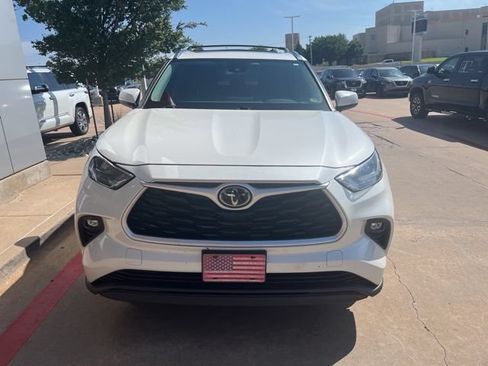 Used 2020 Toyota Highlander XLE AWD/4WD image 3