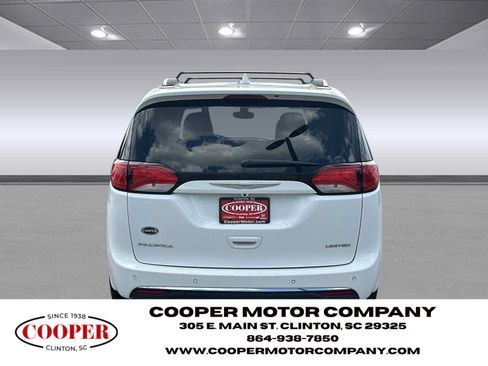 Used 2017 Chrysler Pacifica Limited w/ UConnect Theater Package FWD image 4