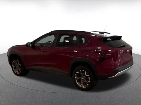 Used 2025 Chevrolet Trax LT w/ LT Convenience Package FWD image 9