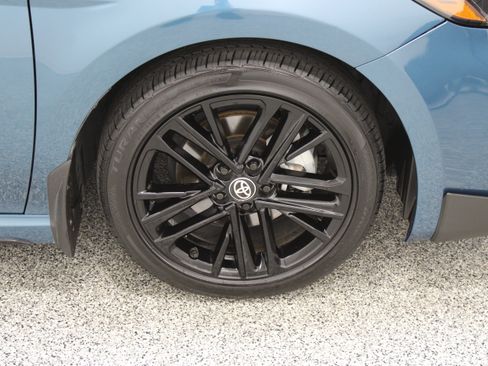 Used 2025 Toyota Camry SE w/ Convenience Package FWD image 5