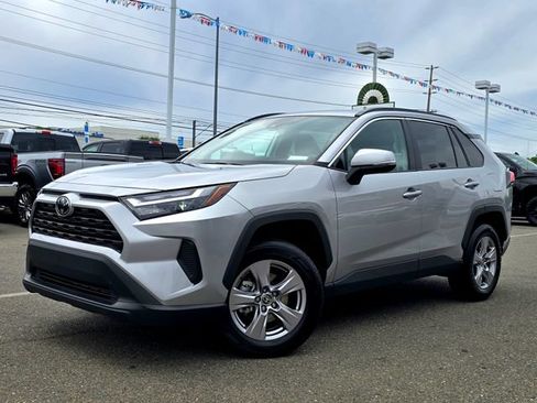 Used 2025 Toyota RAV4 XLE AWD/4WD image 3