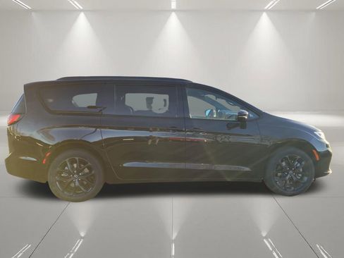 New 2026 Chrysler Pacifica Limited w/ S Appearance Package image 10