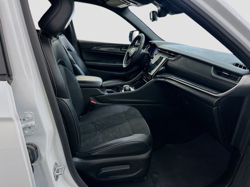 Used 2023 Jeep Grand Cherokee Altitude image 32