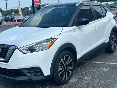 Used 2018 Nissan Kicks SV FWD image 1