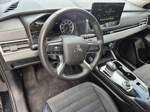 Used 2025 Mitsubishi Outlander SE FWD image 15