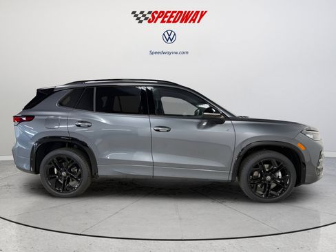 New 2025 Volkswagen Tiguan SE R-Line image 8