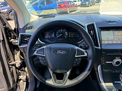 Used 2018 Ford Edge Titanium w/ Technology Package AWD/4WD image 14