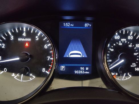 Used 2018 Nissan Rogue SV w/ Premium Package FWD image 23