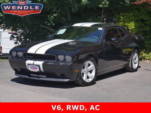 Used 2013 Dodge Challenger SXT RWD image 1