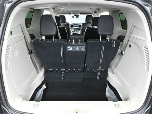 Used 2021 Chrysler Pacifica Touring-L image 41