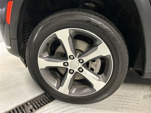 Used 2024 Jeep Grand Cherokee L Limited image 9