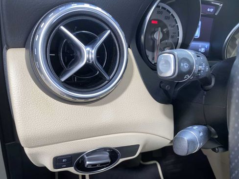 Used 2017 Mercedes-Benz GLA 250 4MATIC image 24