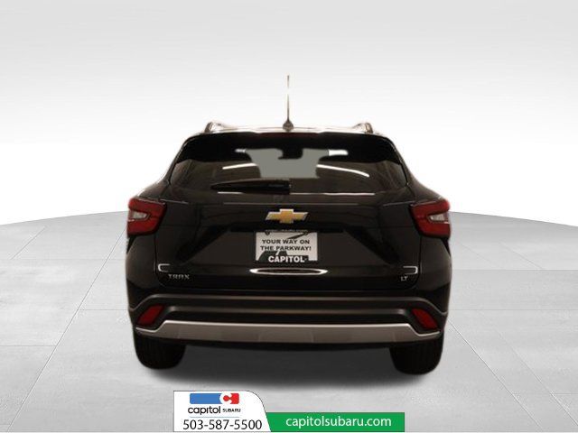 Used 2025 Chevrolet Trax LT FWD image 3