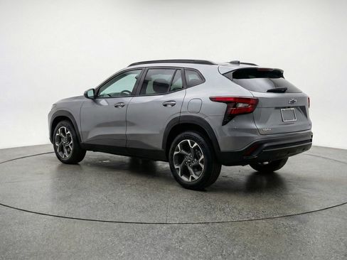 Used 2025 Chevrolet Trax LT w/ LT Convenience Package image 6