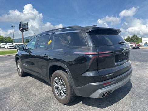 Used 2024 Chevrolet Traverse LT FWD image 4