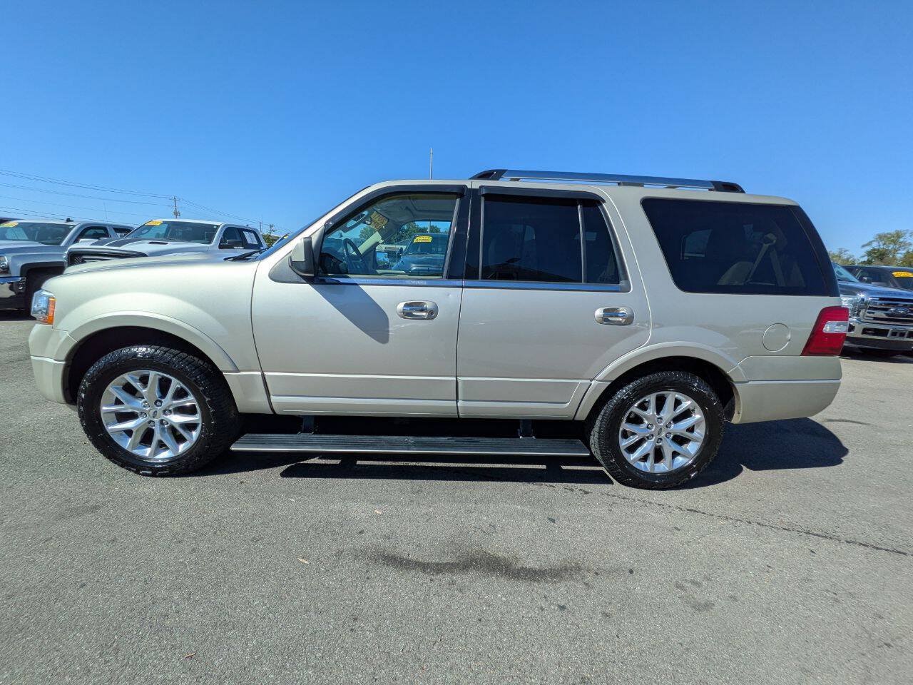 Used 2017 Ford Expedition Limited w/ Equipment Group 301A AWD/4WD image 2