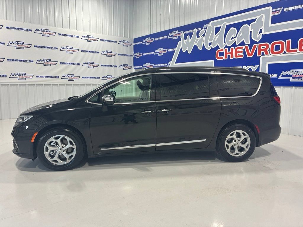 Used 2023 Chrysler Pacifica Limited FWD image 4