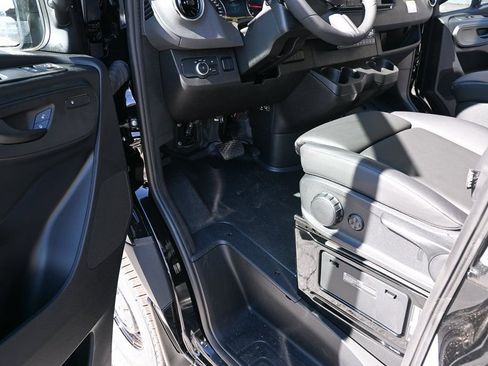 Used 2025 Mercedes-Benz Sprinter 2500 image 7
