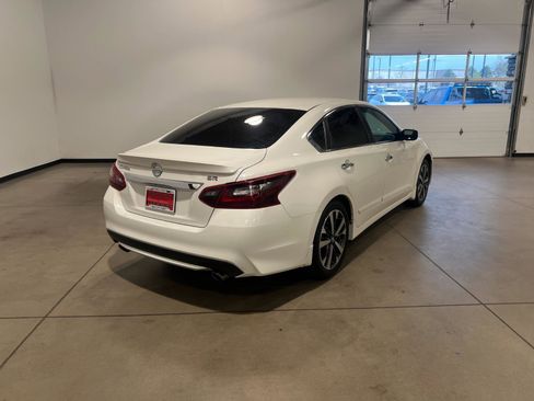 Used 2017 Nissan Altima 2.5 SR w/ LED Appearance Package FWD image 3