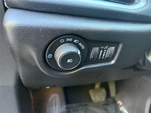 Used 2021 Chrysler Pacifica Limited w/ Uconnect Theater Family Group image 14