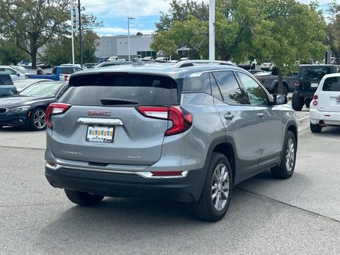 Used 2024 GMC Terrain SLT image 3