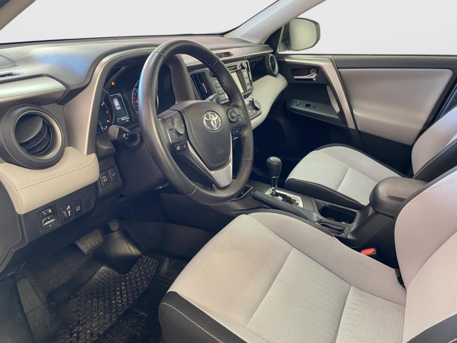 Used 2018 Toyota RAV4 XLE AWD/4WD image 20