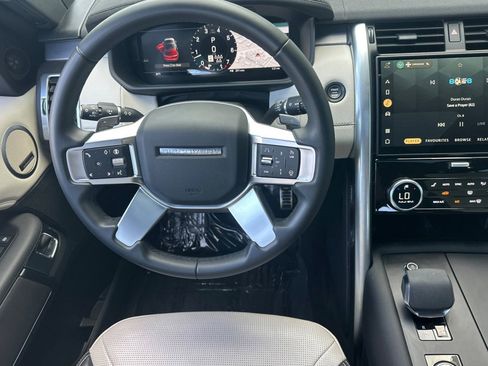 Used 2024 Land Rover Discovery Dynamic SE image 28