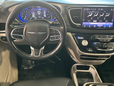 Used 2022 Chrysler Pacifica Touring-L FWD image 15