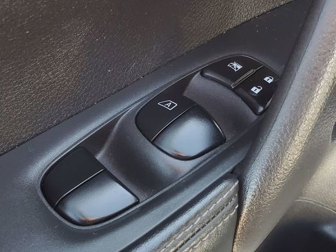 Used 2018 Nissan Rogue S FWD image 12