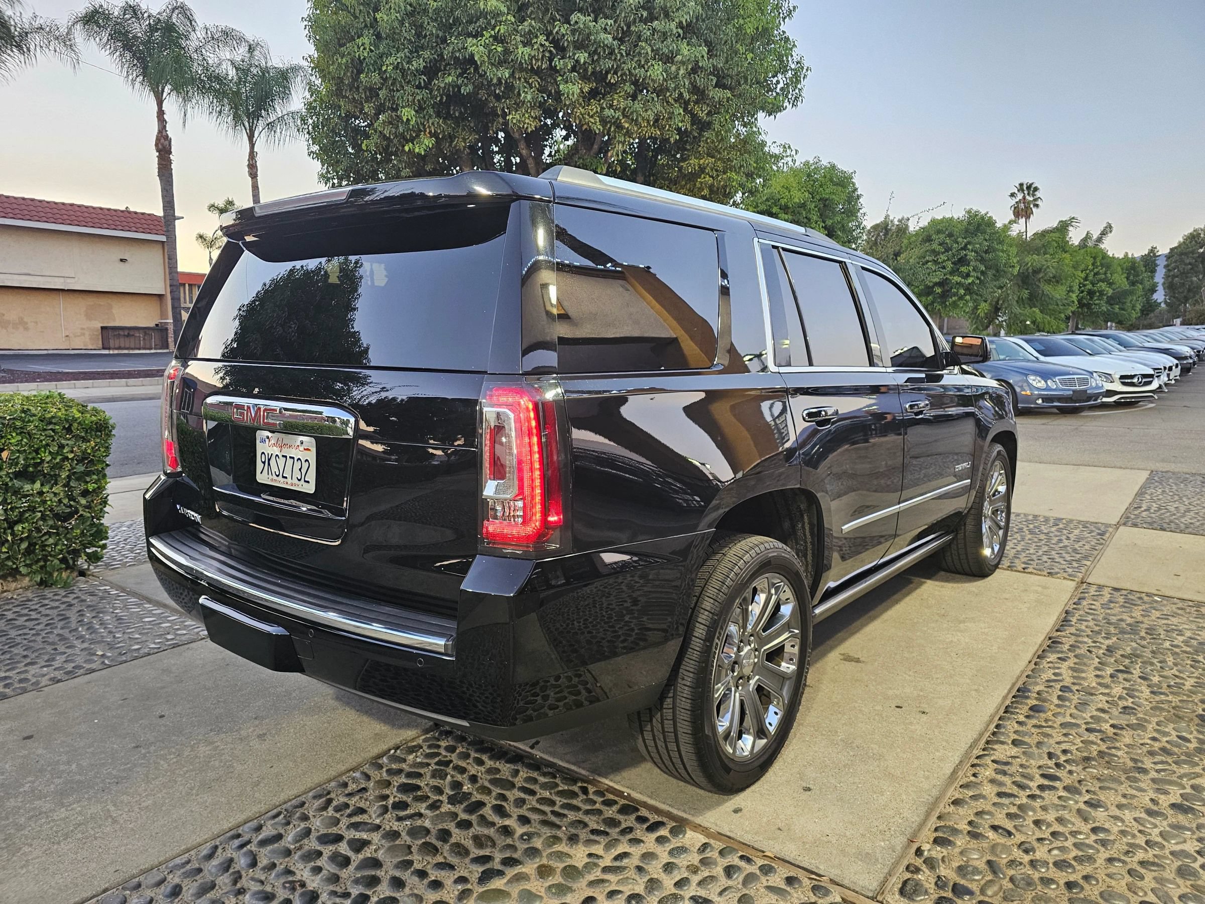 Used 2015 GMC Yukon Denali w/ Premium Package RWD image 5