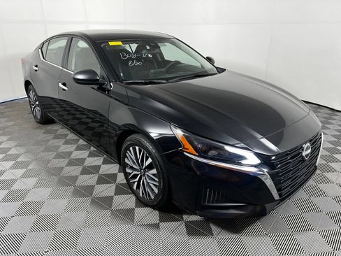 Used 2024 Nissan Altima 2.5 SV FWD image 3