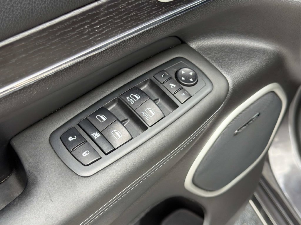 Used 2020 Jeep Grand Cherokee Summit AWD/4WD image 19