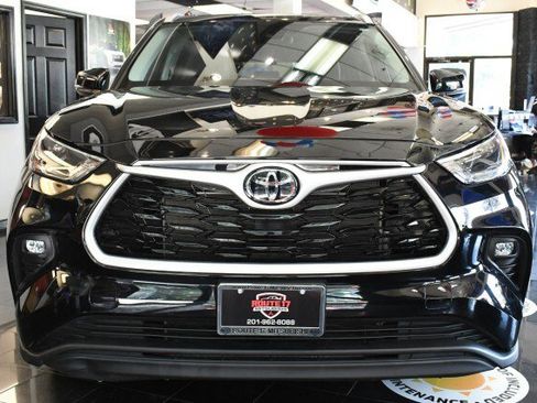 Used 2023 Toyota Highlander XLE AWD/4WD image 3