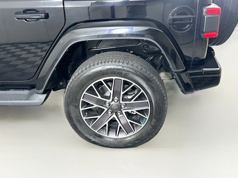 Used 2023 Jeep Wrangler Unlimited Sahara AWD/4WD image 11