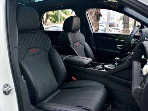 Used 2023 Bentley Bentayga image 20