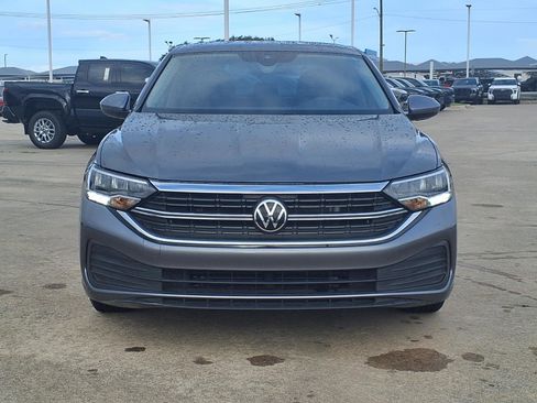 Used 2024 Volkswagen Jetta SE FWD image 2