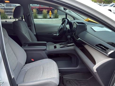 Used 2021 Toyota Sienna LE FWD image 13